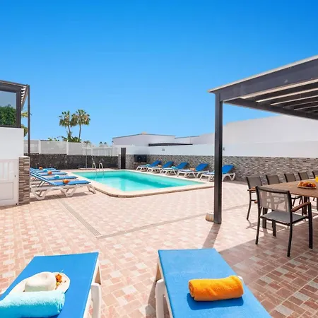 Villa Alvaro Dos By *